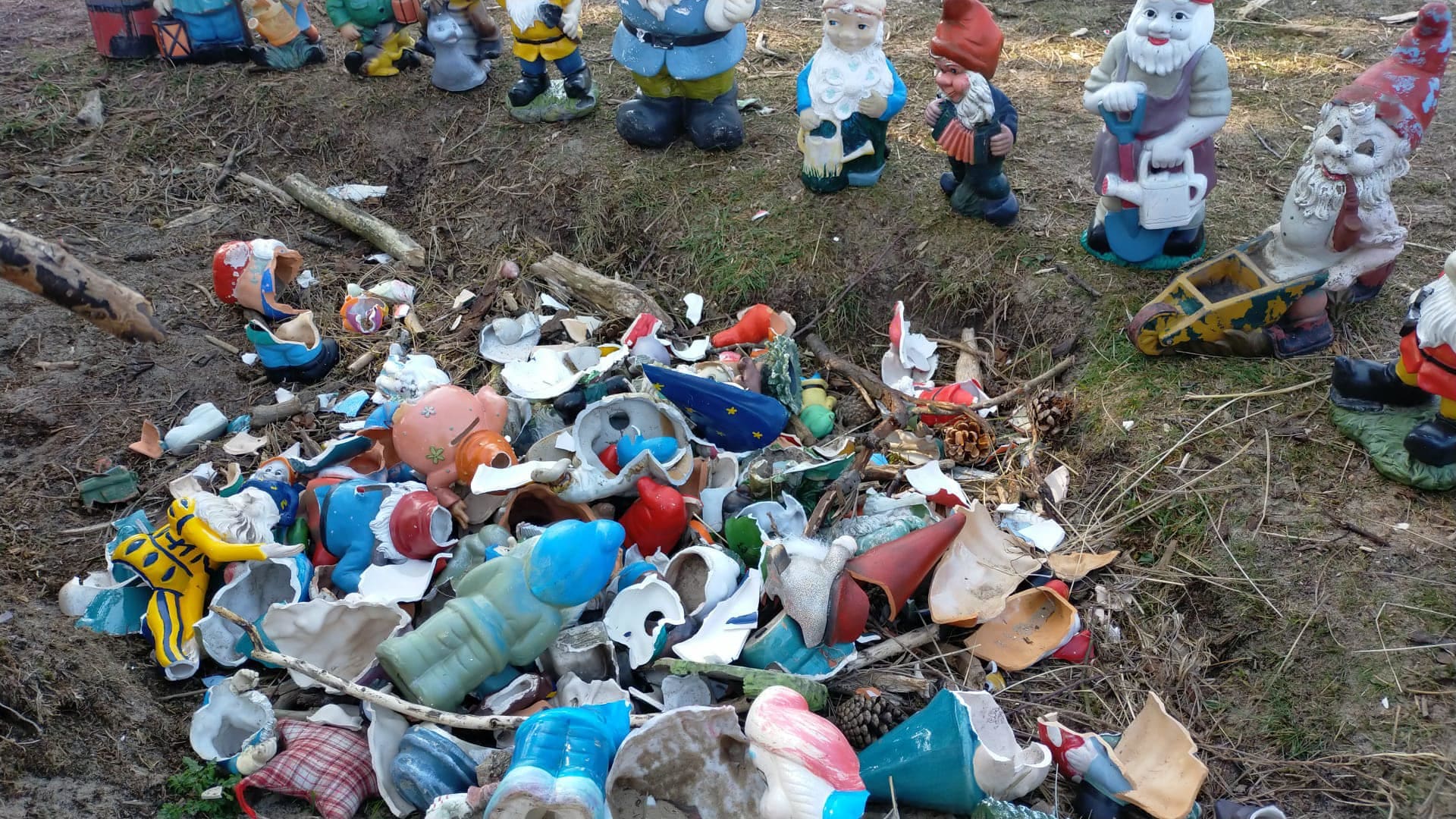 Vandalen laten complete ravage achter in kabouterdorpje De Zilk: 'Doodzonde en kansloos!'