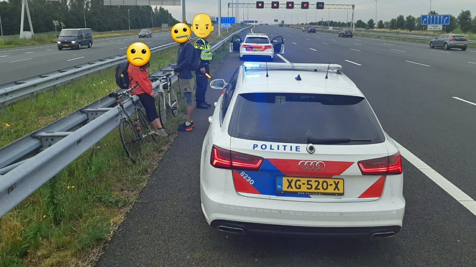Politie plukt fietsend duo van snelweg, waren onderweg naar Ikea voor broodje hotdog