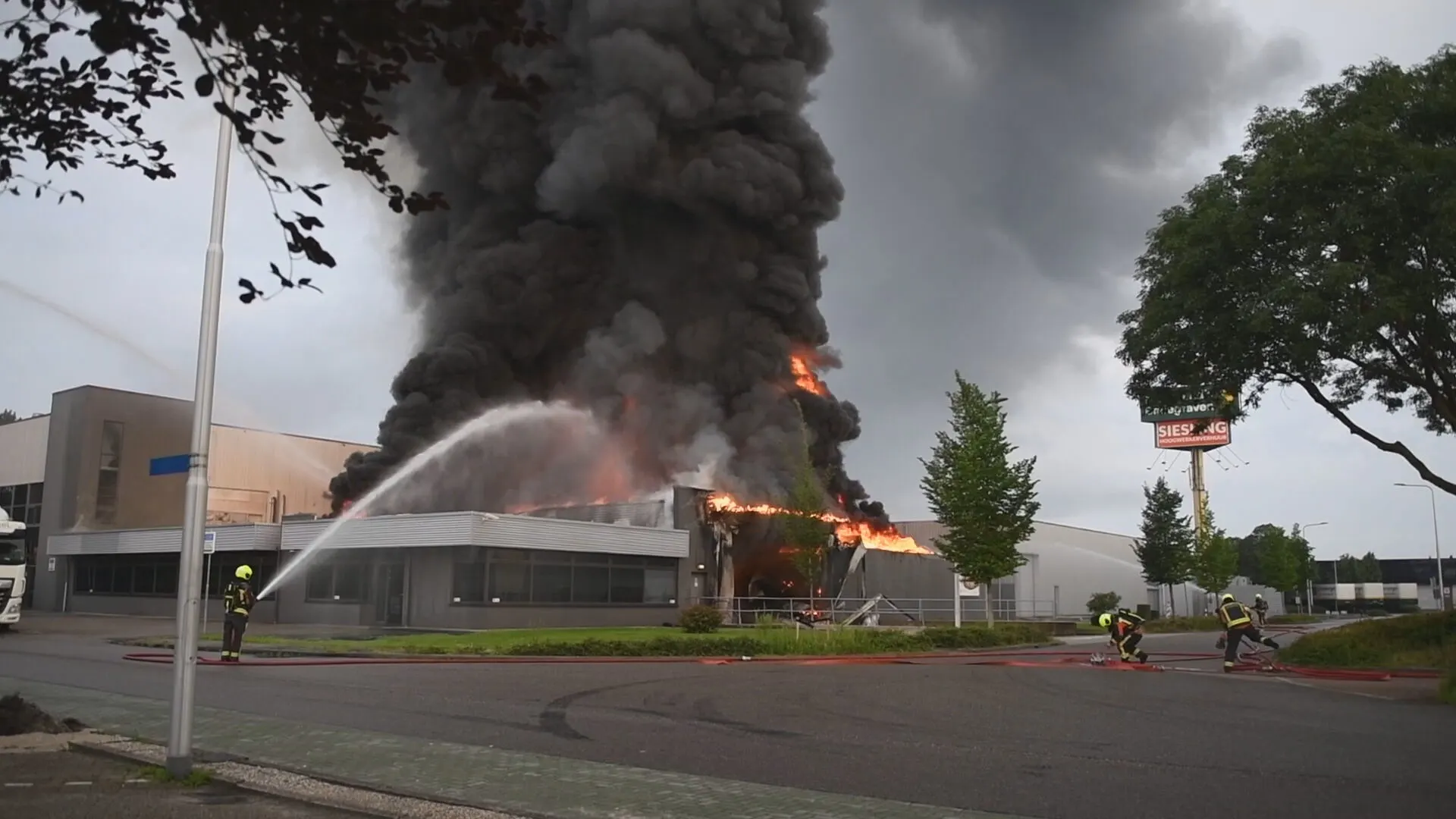 Grote brand in bedrijf Bodegraven: 'Behoorlijke vlammen en veel rook'
