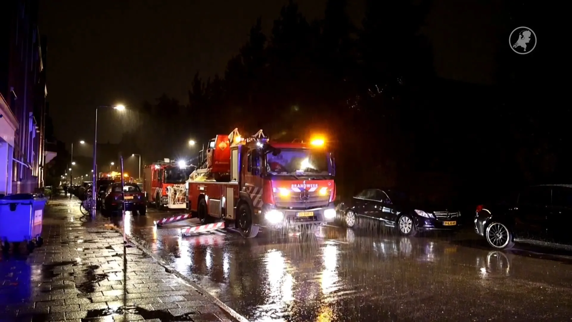Brandweer Amsterdam redt vier mensen bij woningbrand