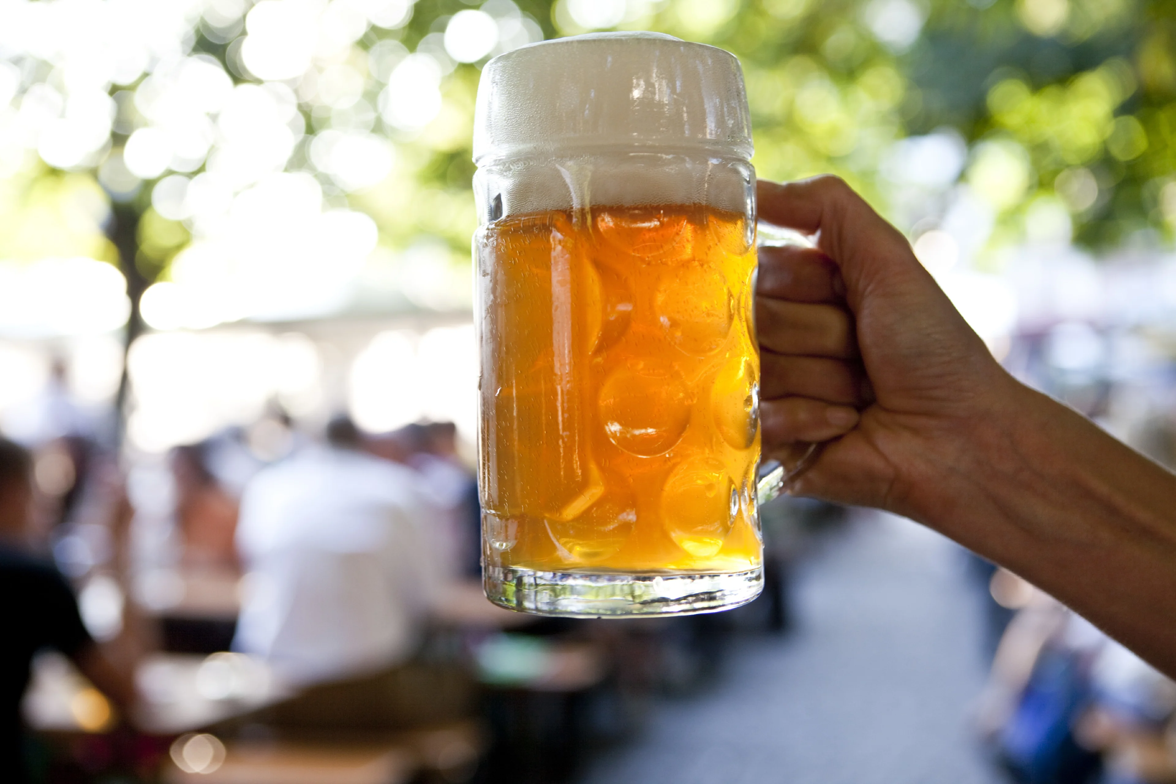 Vrouw slaat andere vrouw op hoofd met plastic bierpul in Breda