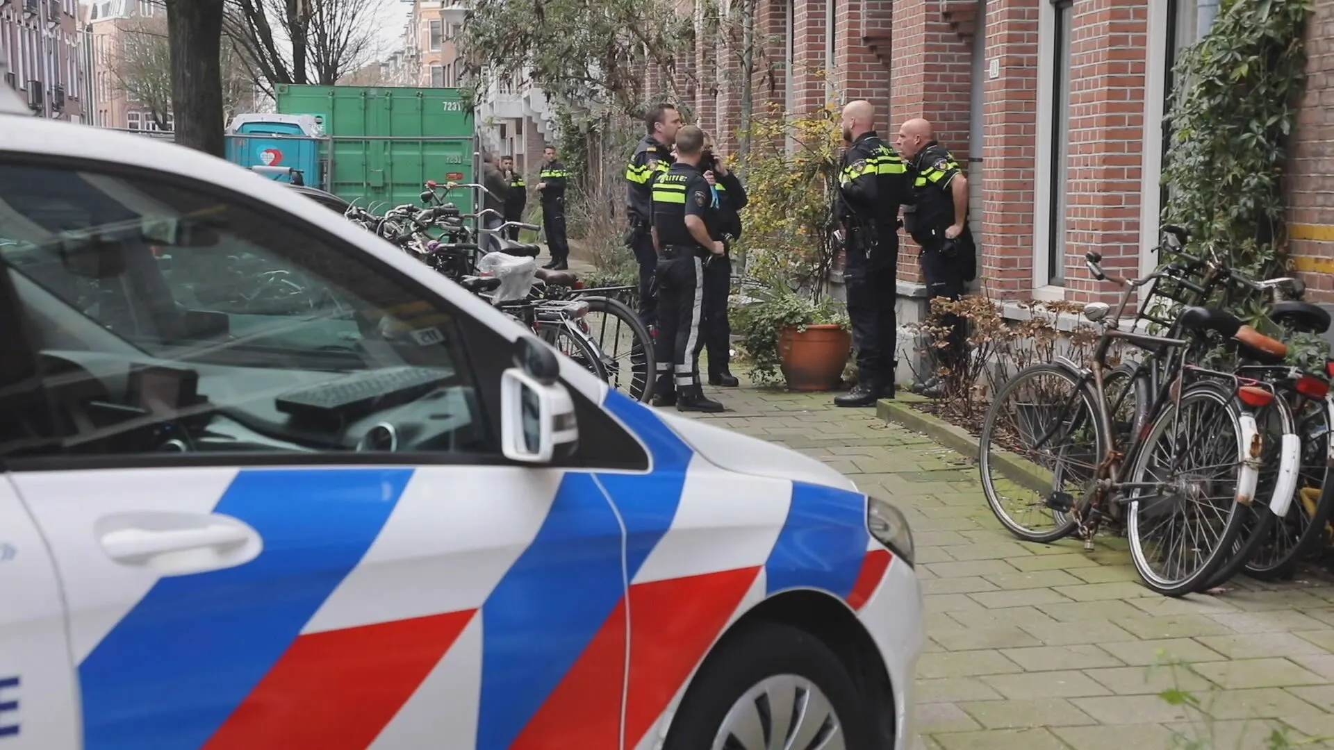 Man en tienermeisje dood gevonden in woning Amsterdam: afscheidsbrief gevonden