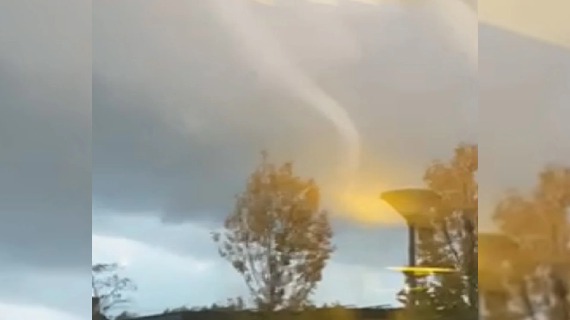 Tornado raast over zuiden van Gelderland, brokstukken vliegen door de lucht