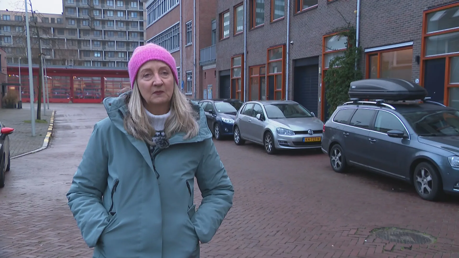 Parkeerchaos in Den Haag: bewoners kunnen auto niet meer kwijt in eigen straat