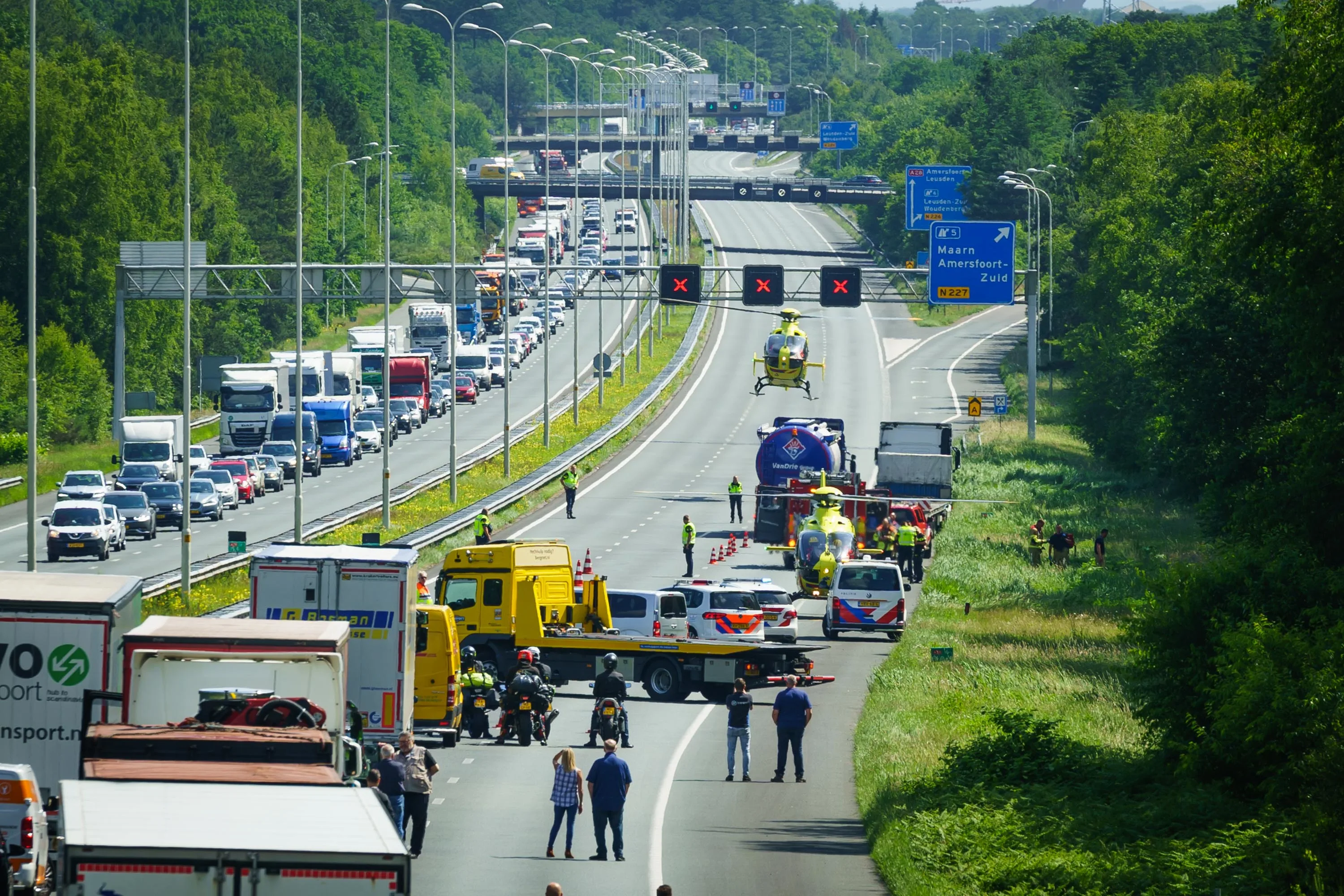 Twee gewonden bij ernstig ongeluk op A28: snelweg korte tijd afgesloten 
