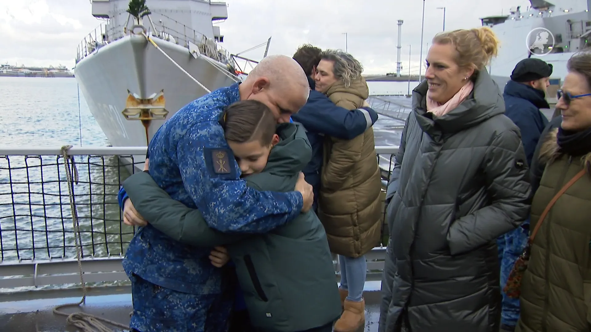 Familie en vrienden zwaaien marineschip Tromp uit in Den Helder