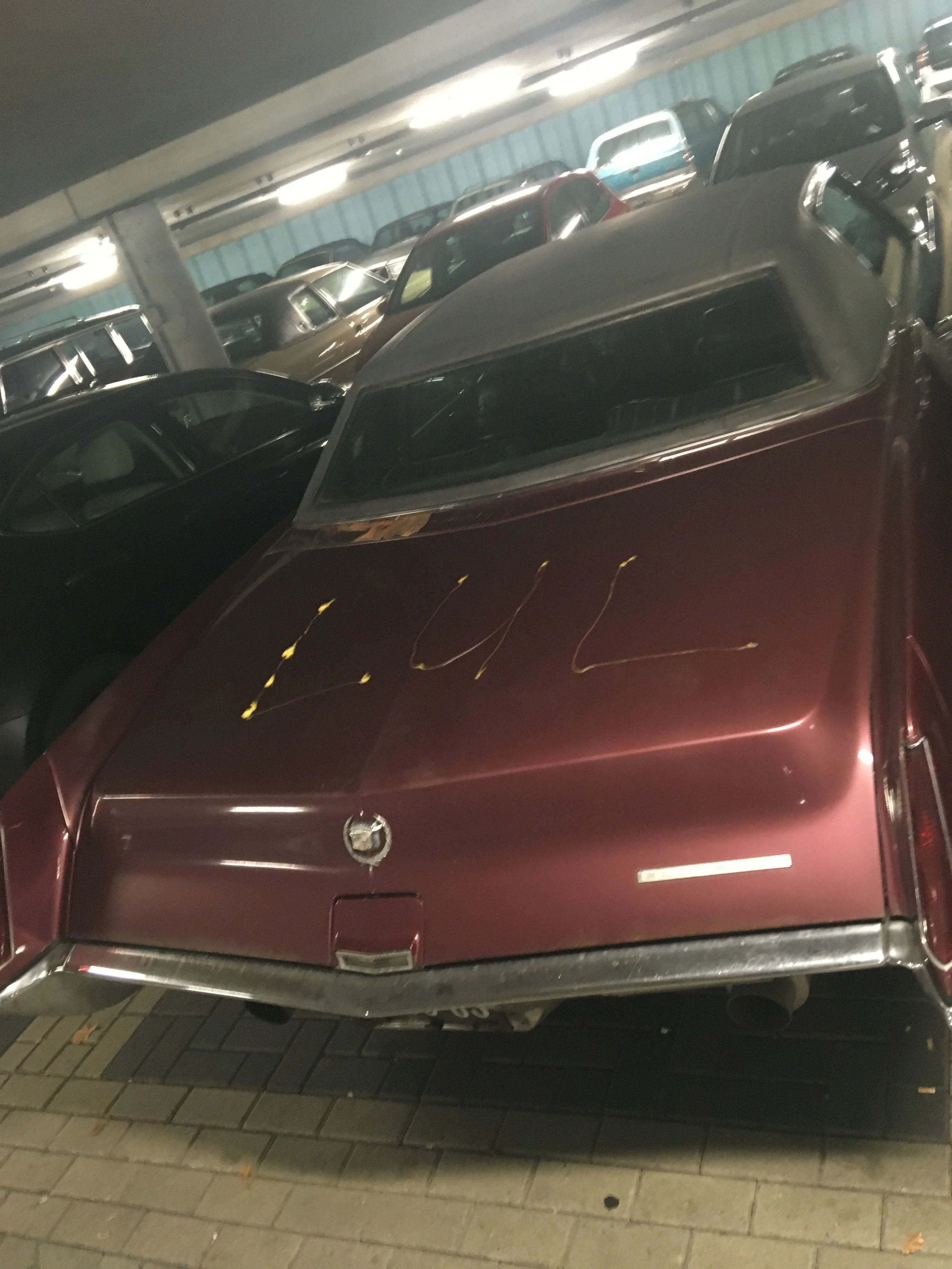 Oldtimers beklad in parkeergarage Nijmegen: 'Dit slaat nergens op'