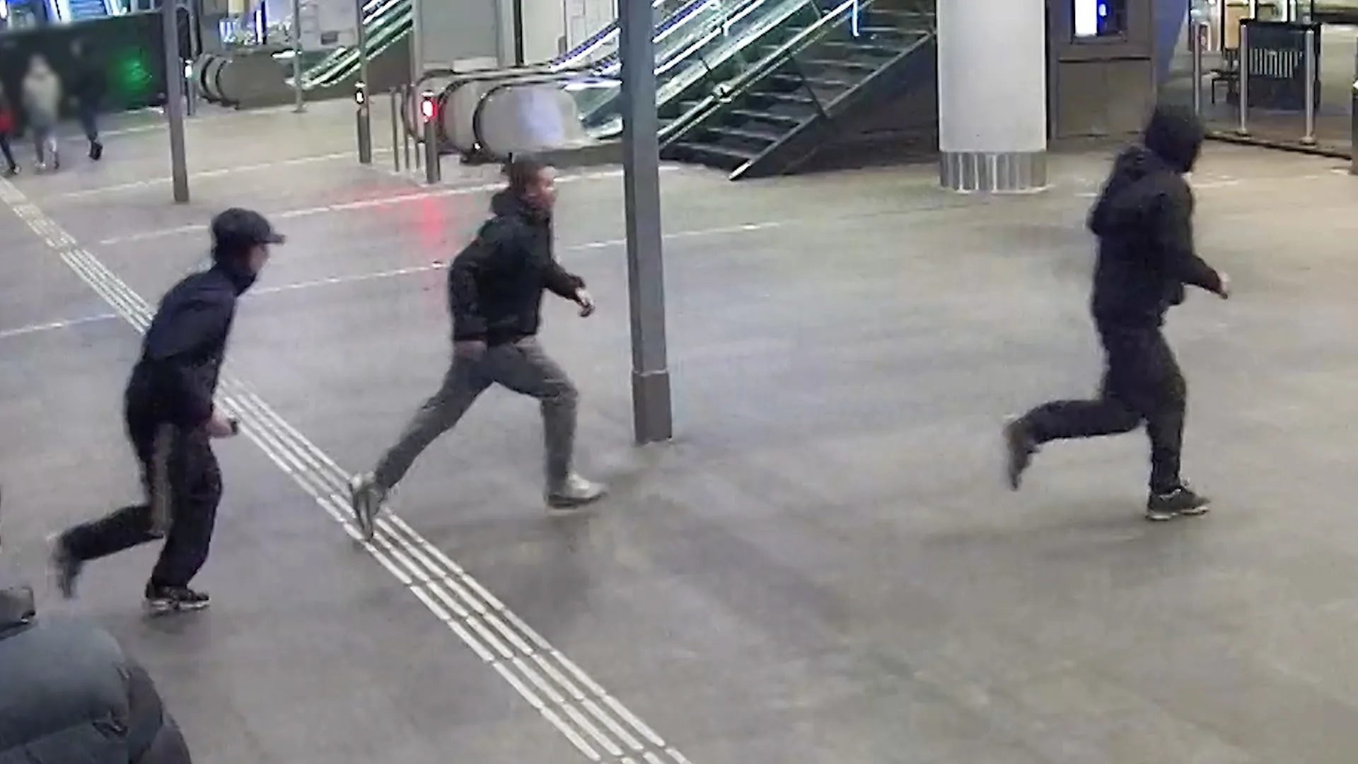 Politie zoekt vier 'kopschoppers' die man mishandelden bij Den Haag Centraal