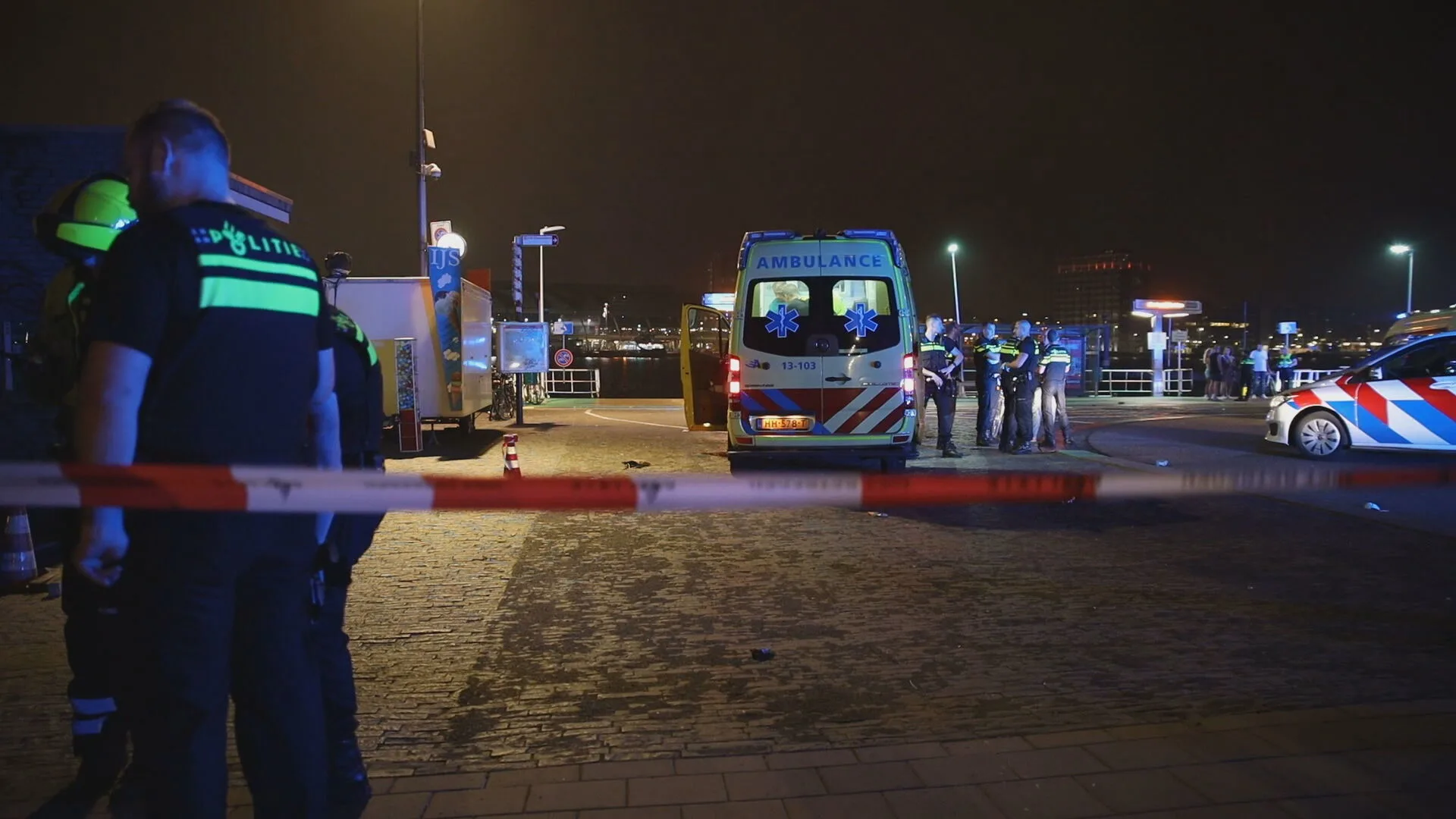 Steekpartij op pont over het IJ, verdachte in benen geschoten
