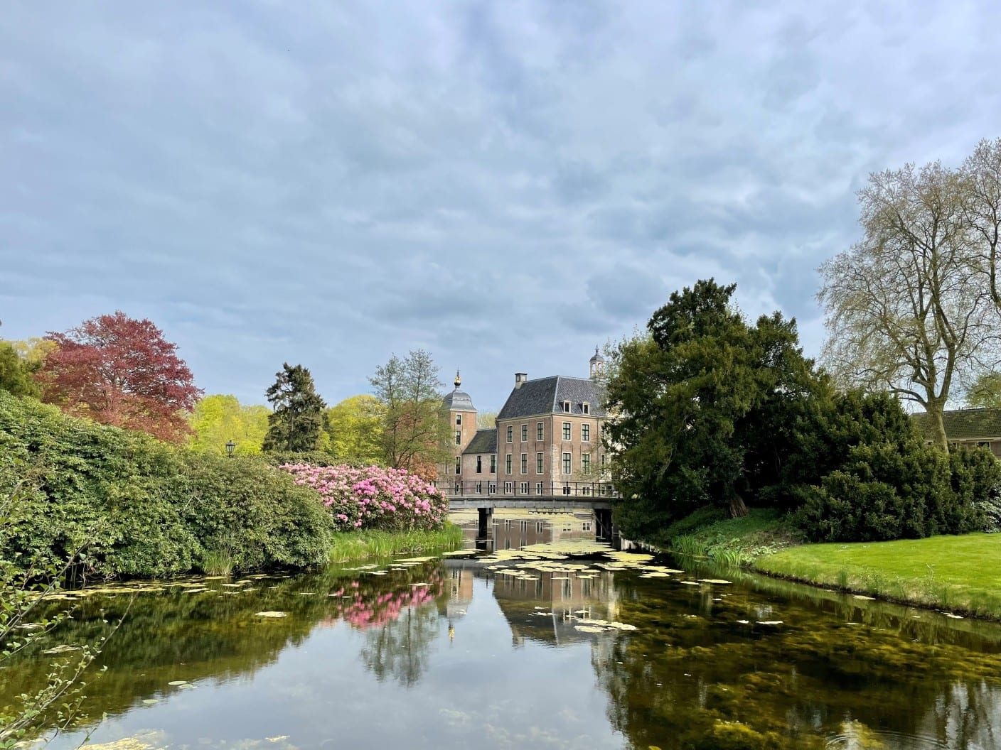 Zon en wolkenvelden spelen vandaag verstoppertje met elkaar