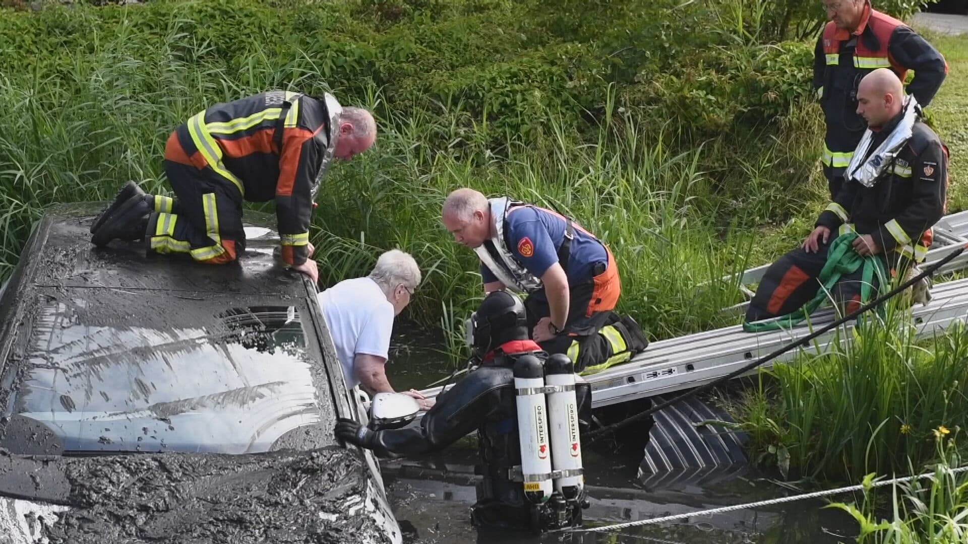 Vrouw wacht in de sloot tot brandweer haar komt bevrijden