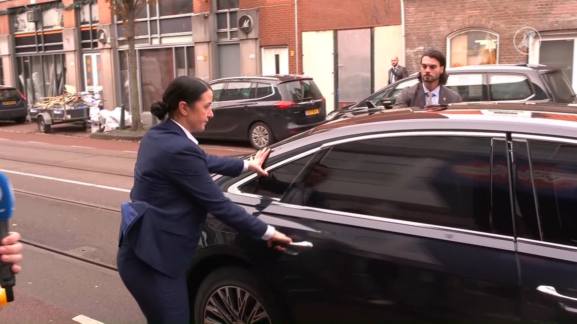 Premier Schoof brengt stem uit in theater in Den Haag