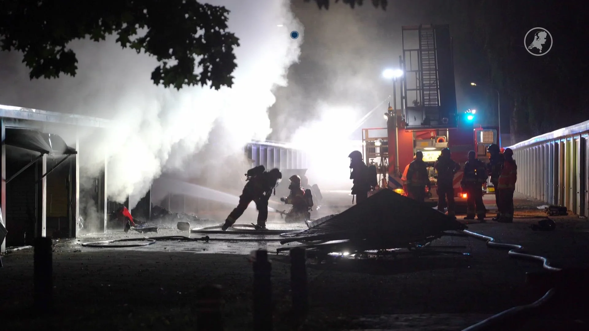 Meerdere garageboxen in brand in Stadskanaal, politie sluit brandstichting niet uit