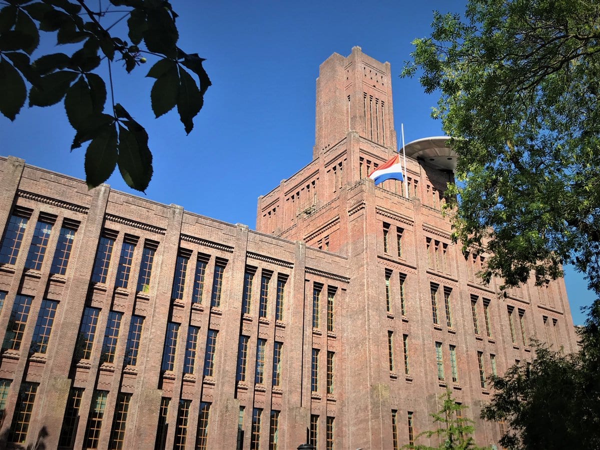 ProRail hangt vlag halfstok ten nagedachtenis aan omgekomen machinist Hooghalen