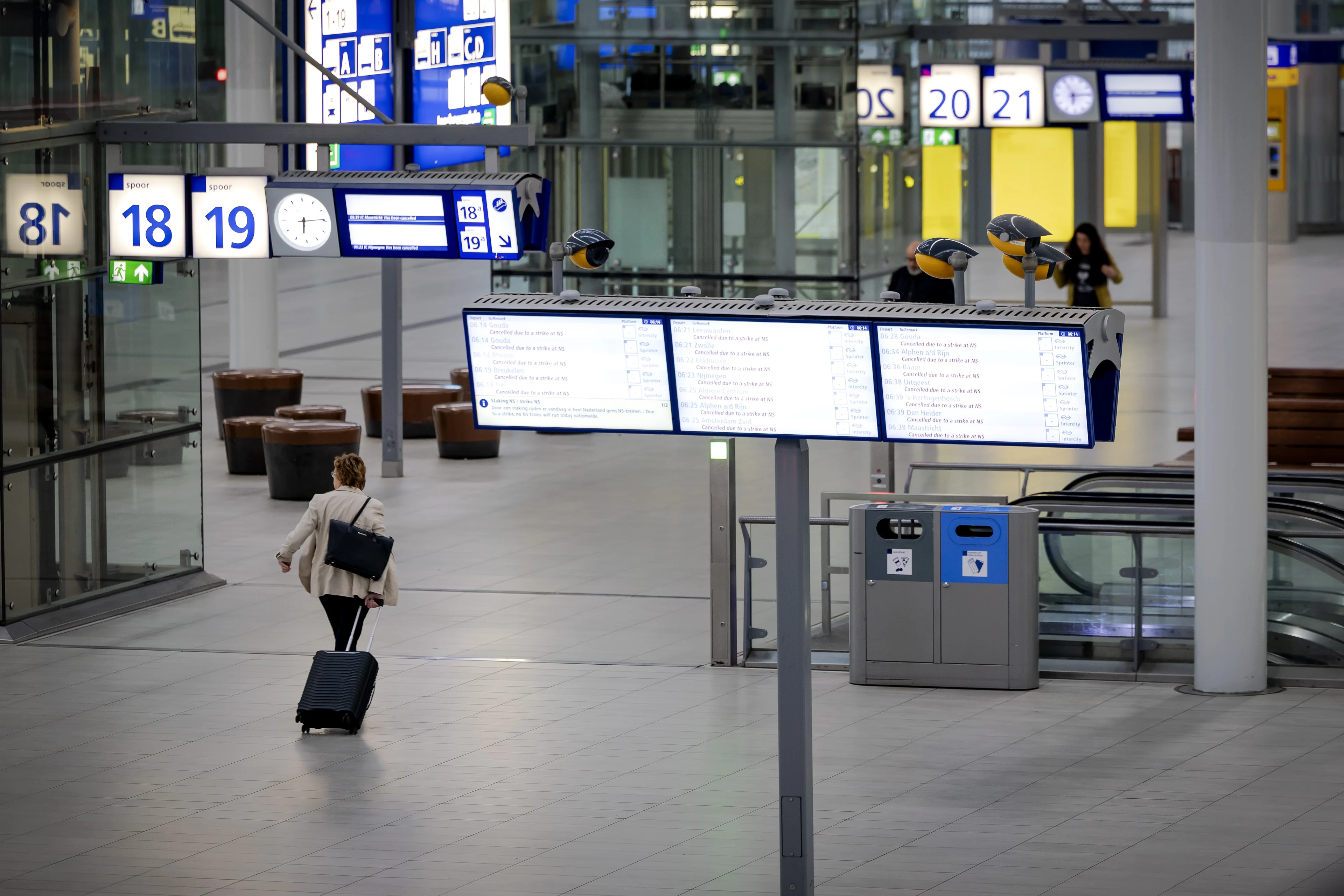 Stations uitgestorven bij begin NS-staking, drukte op de wegen neemt toe