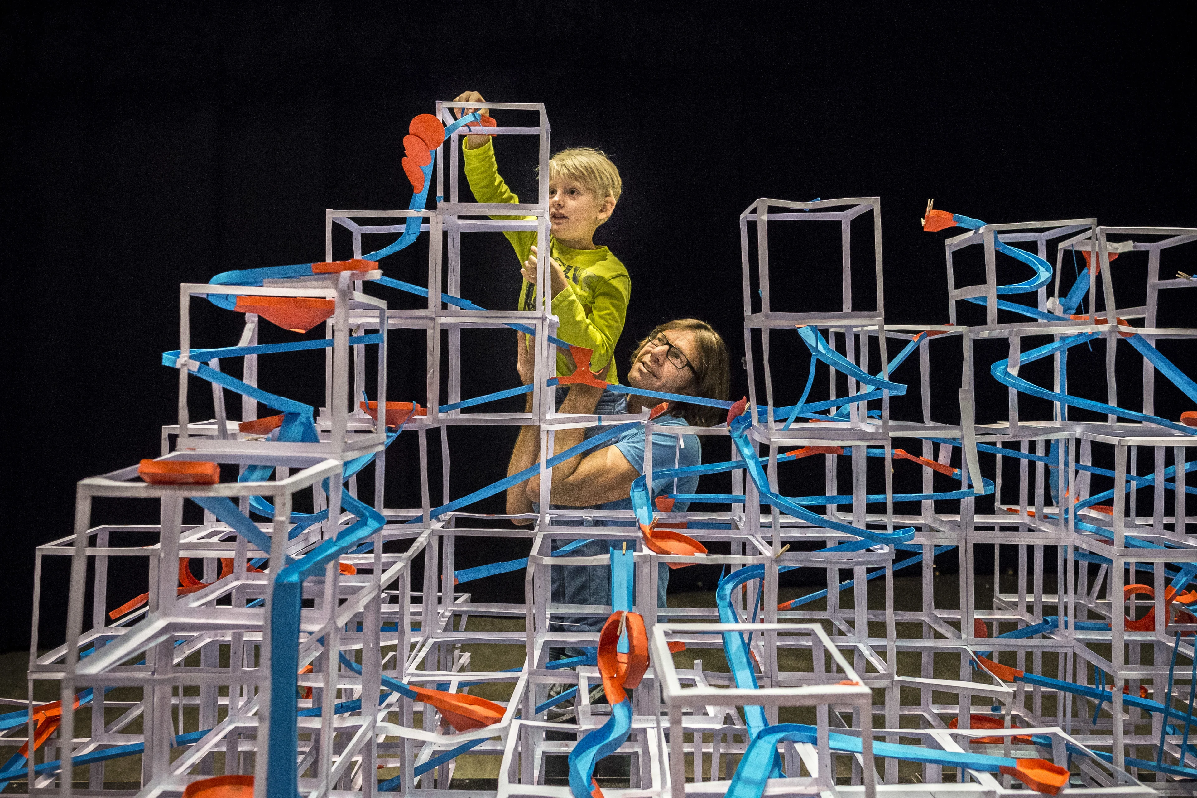 Kinderen geïnspireerd door Marble Mania: bekijk knikkerbanen die thuis zijn gebouwd