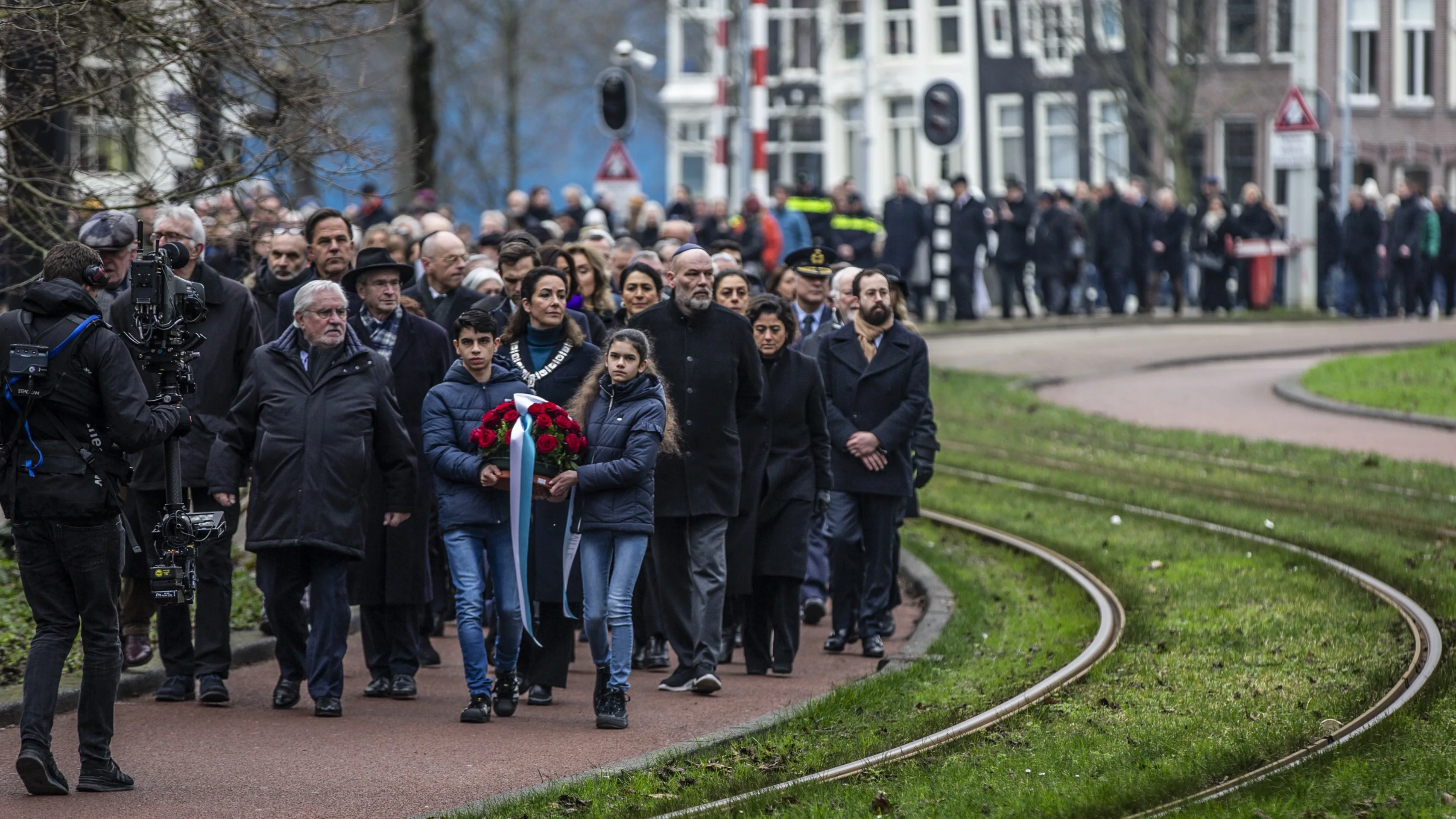 Honderden mensen herdenken Holocaust met stille tocht en bijeenkomst