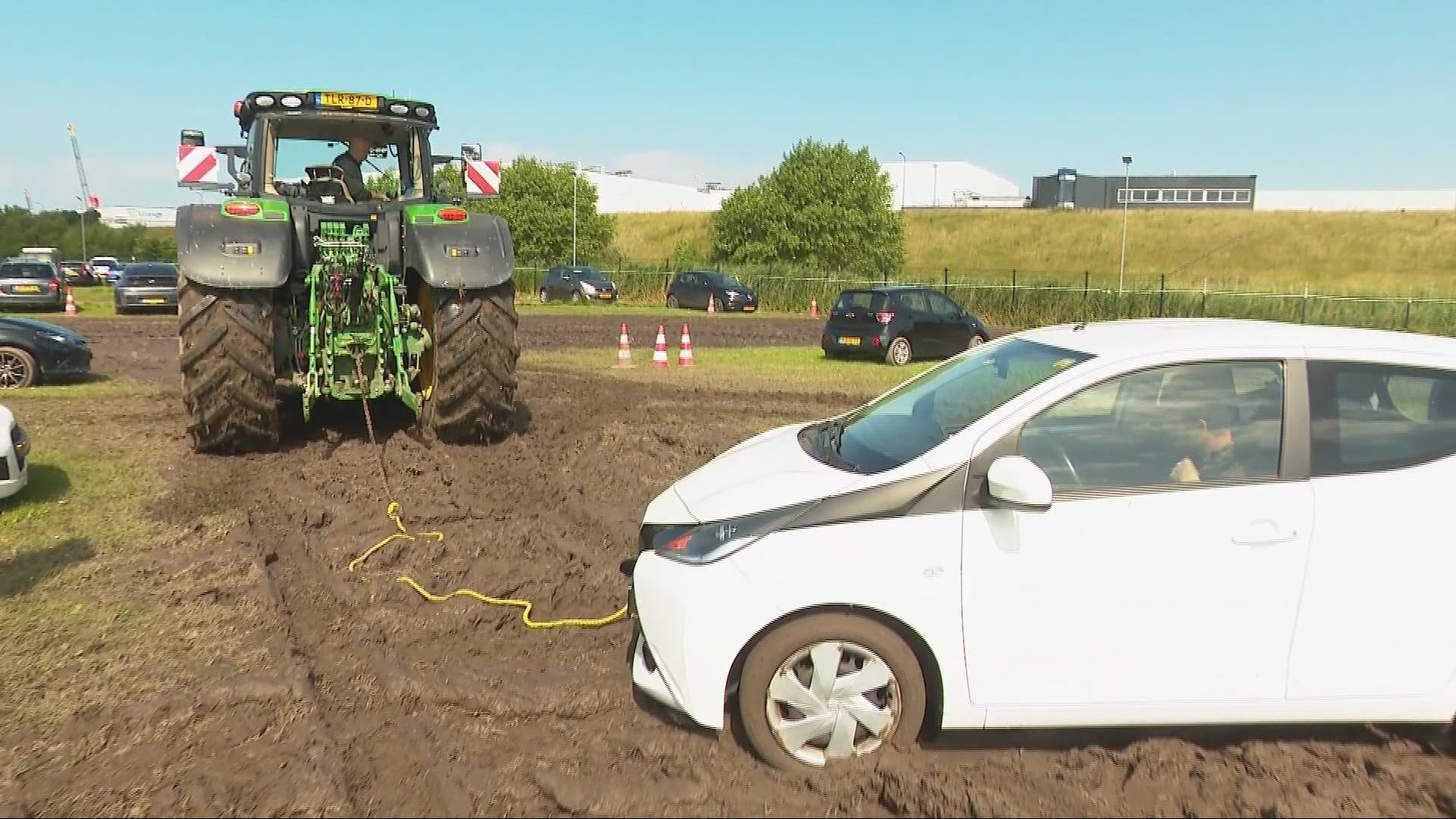Opnieuw auto's van drassige parkeerplaats Harlingen getrokken: 'Lijkt de Zwarte Cross wel'