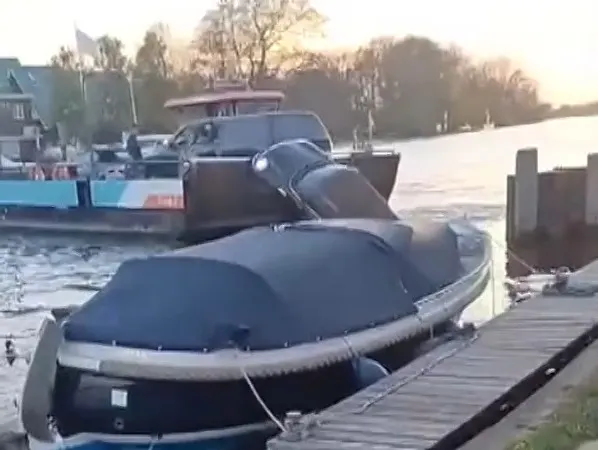 Paniek bij pont: cabrio valt in water in Buitenkaag