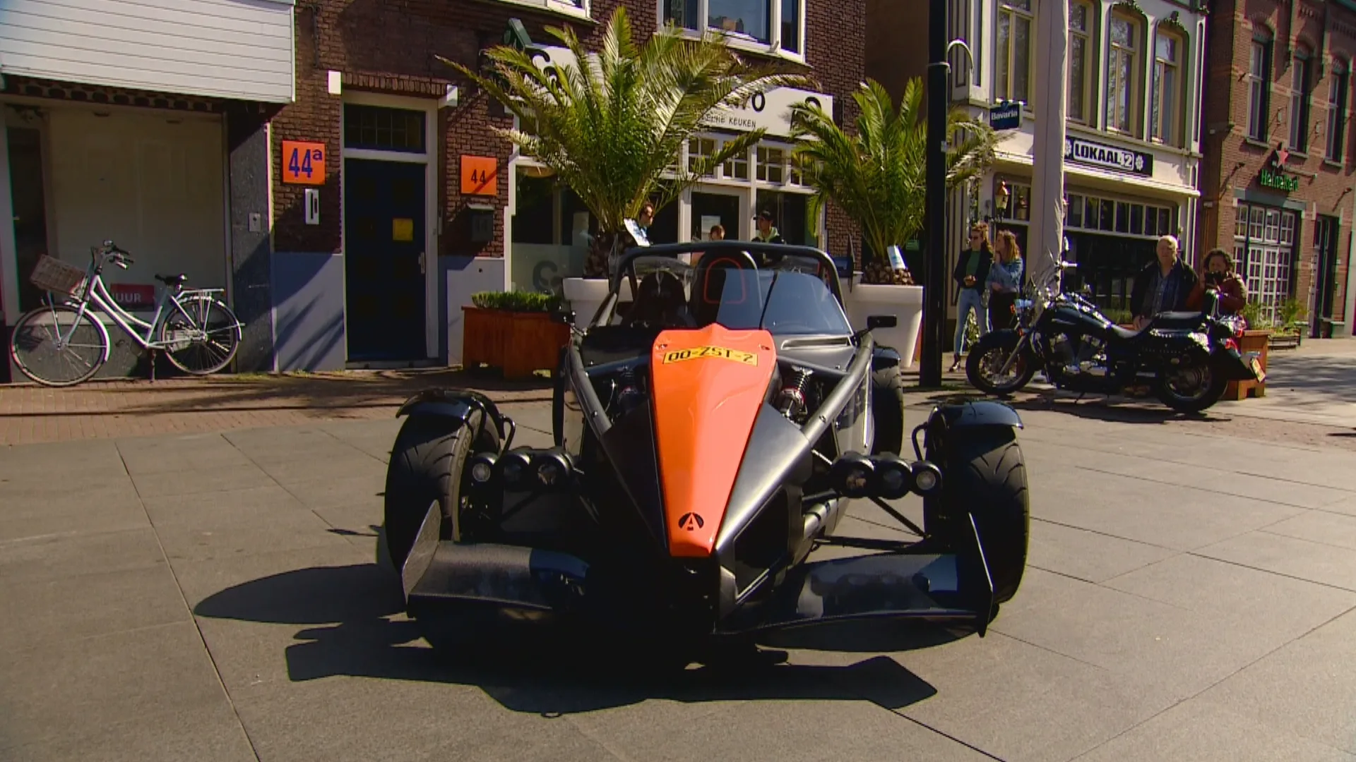 Restaurant bezorgt maaltijden met supersnelle sportauto om geld in te zamelen voor ziekenhuis