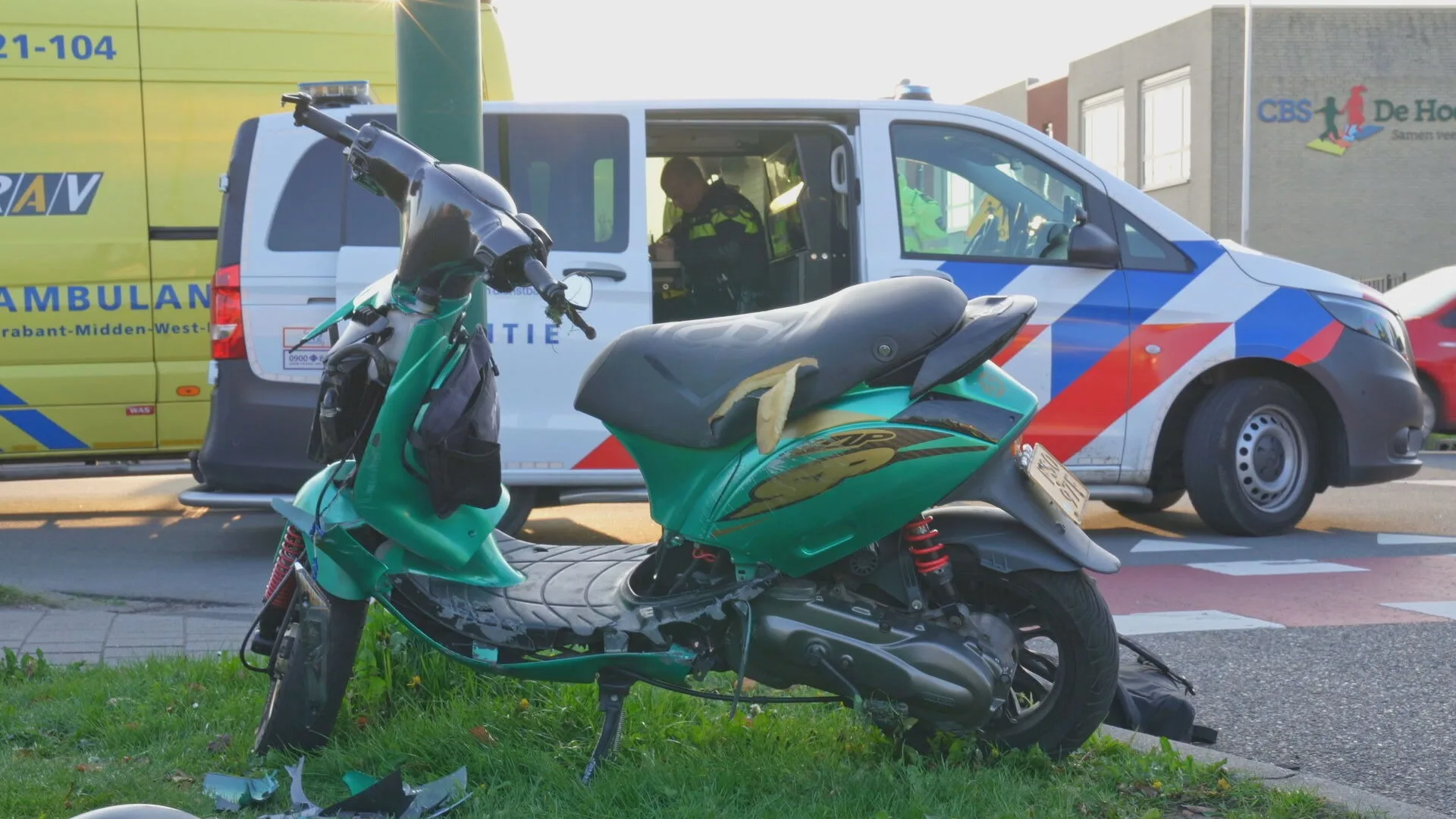 Scooterongeluk tussen broer en zus in Wijk en Aalburg; een persoon naar ziekenhuis