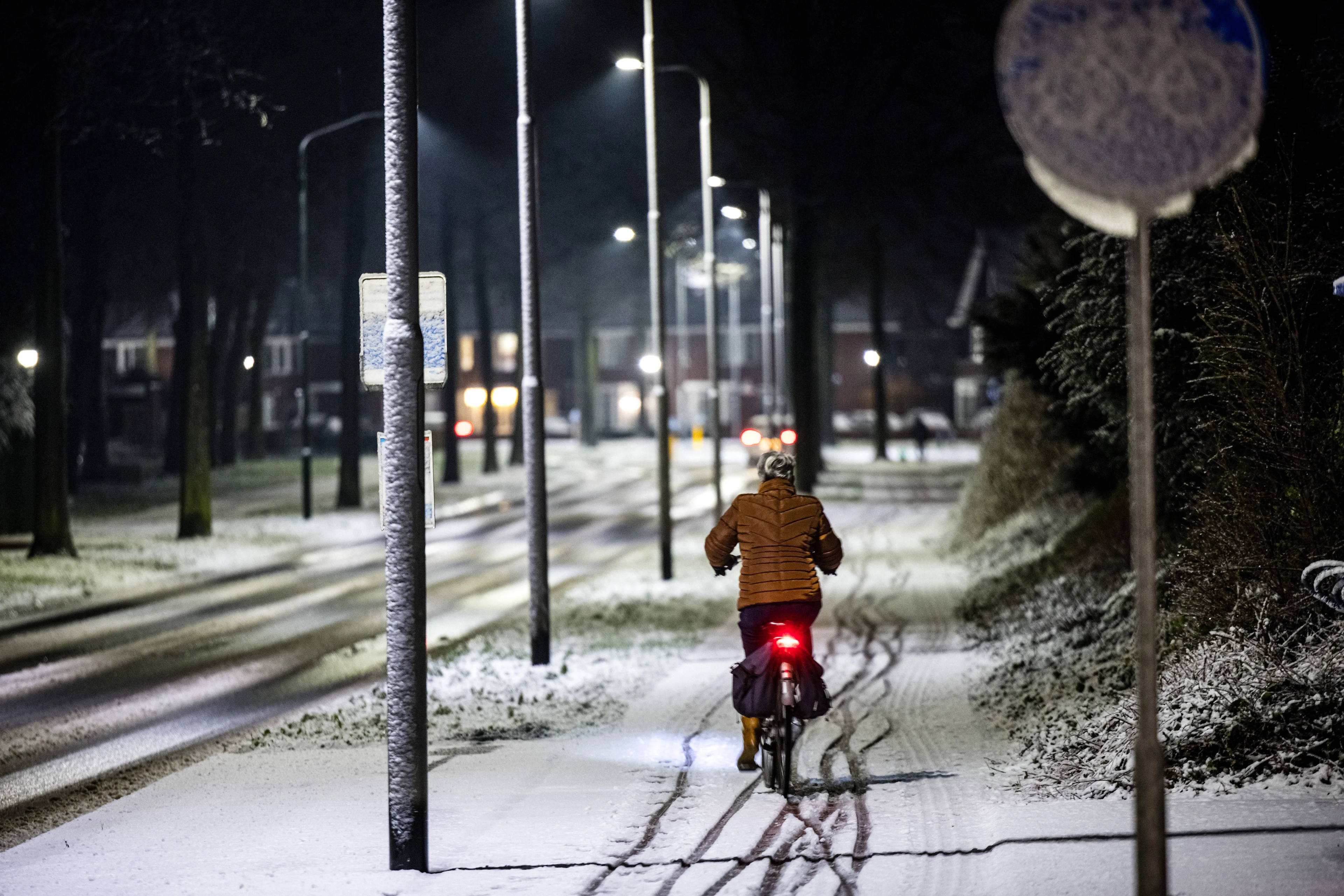 Nederland wordt wakker onder een witte deken, in Apeldoorn zelfs 5 centimeter dik