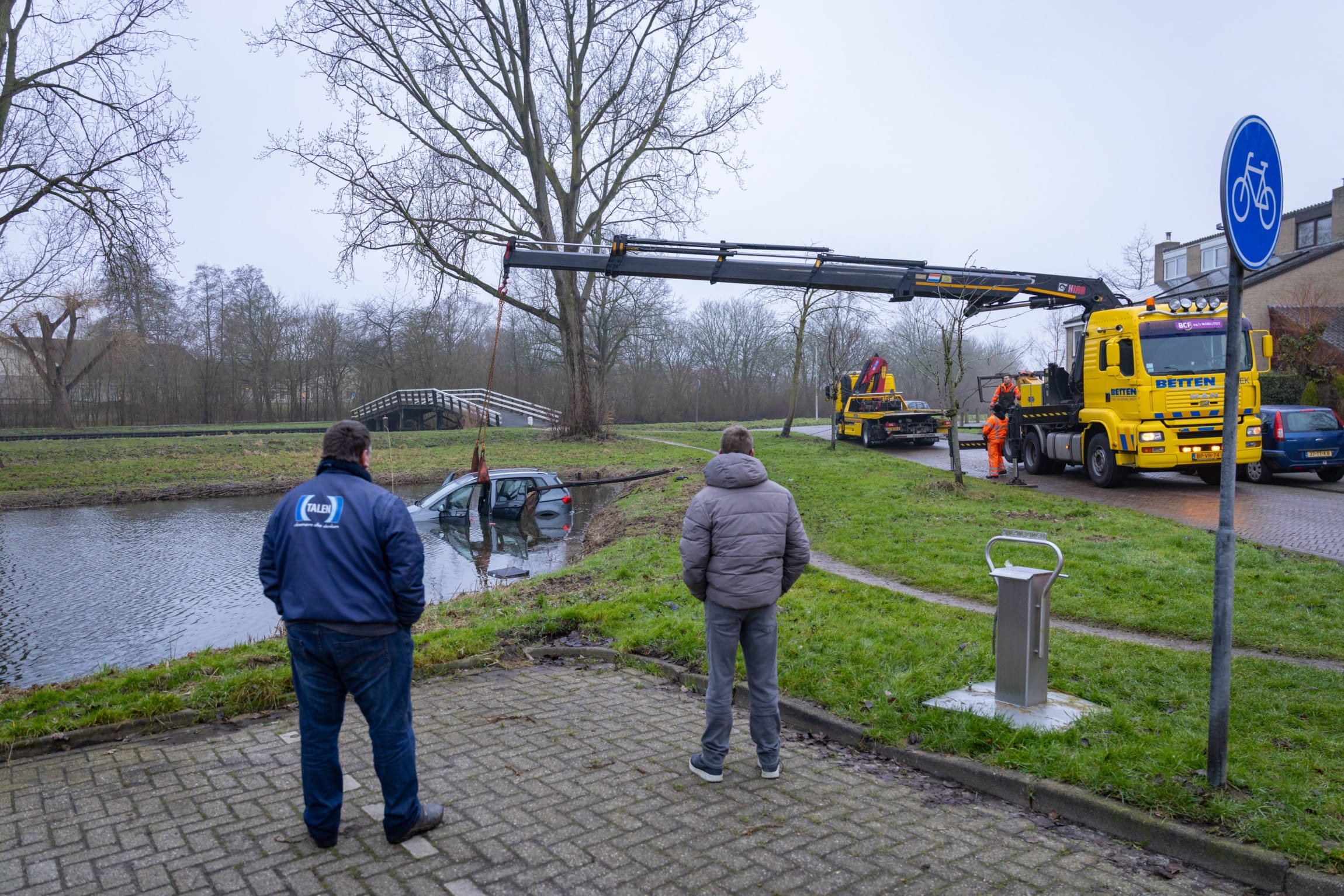 Vrouwen springen in ijskoud water om oudere man uit auto te redden