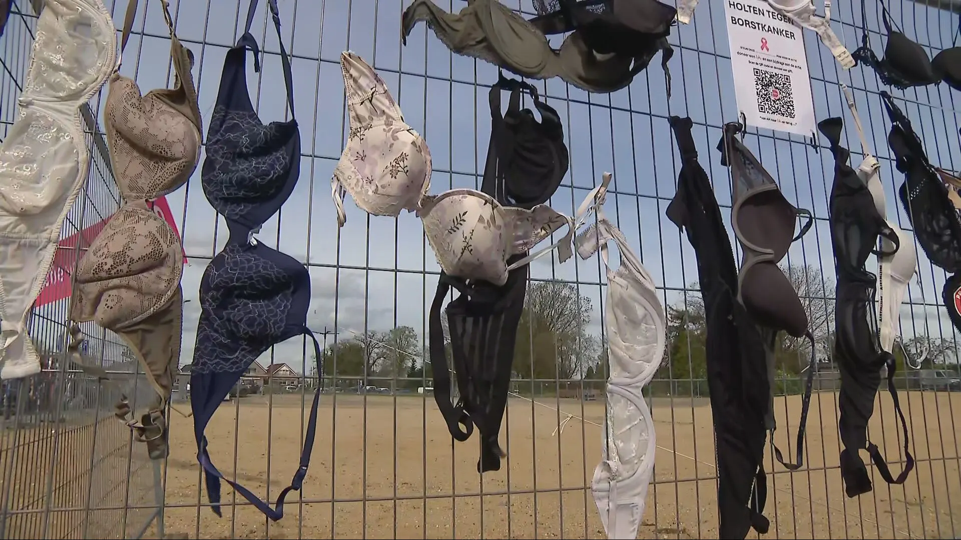 Hekken vol bh's om aandacht te vragen voor borstkanker: 'Mijn vrouw trok 'm spontaan uit'