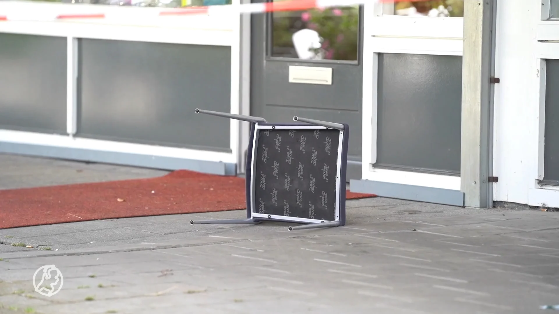 Opticien jaagt overvaller eigenhandig zijn zaak uit met stoel