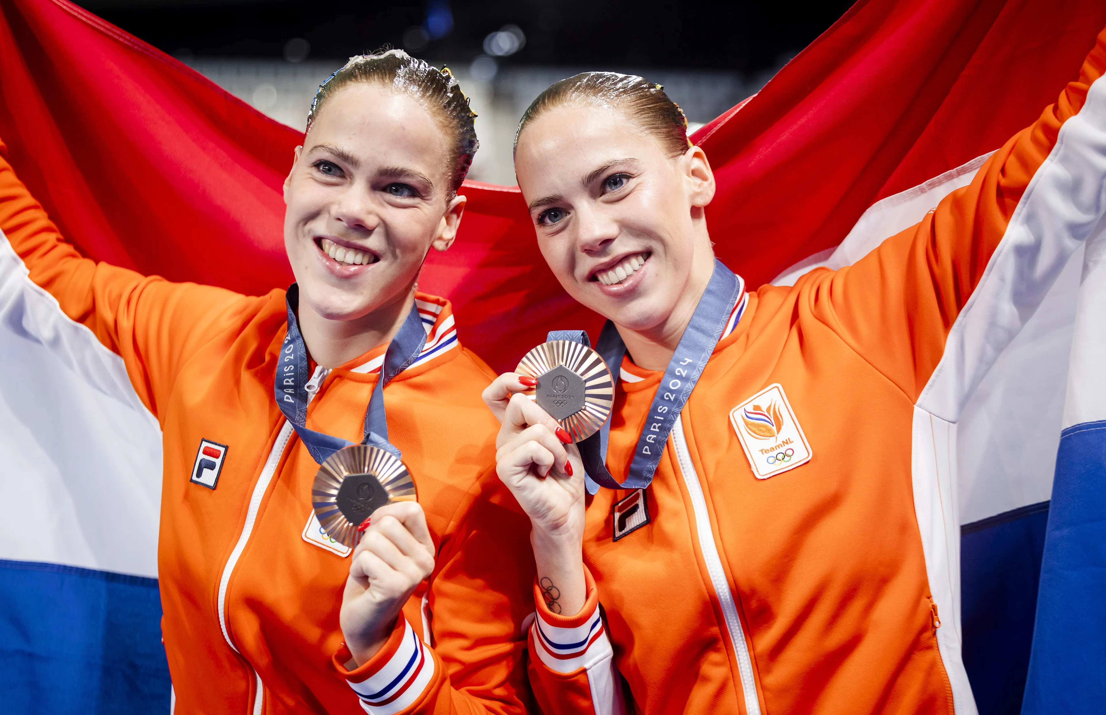 Twee keer in het zonnetje: synchroonzwemzusjes gehuldigd in Hoofddorp