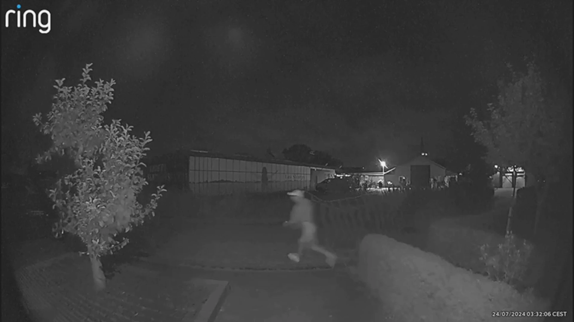 Bizar: naakte man rent nachtenlang in pikkedonker door Den Dungen