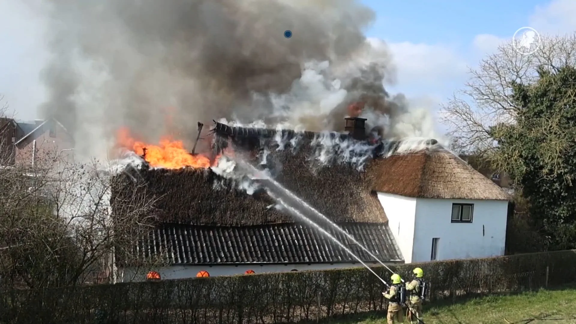 Grote uitslaande brand legt woning met rieten kap in de as