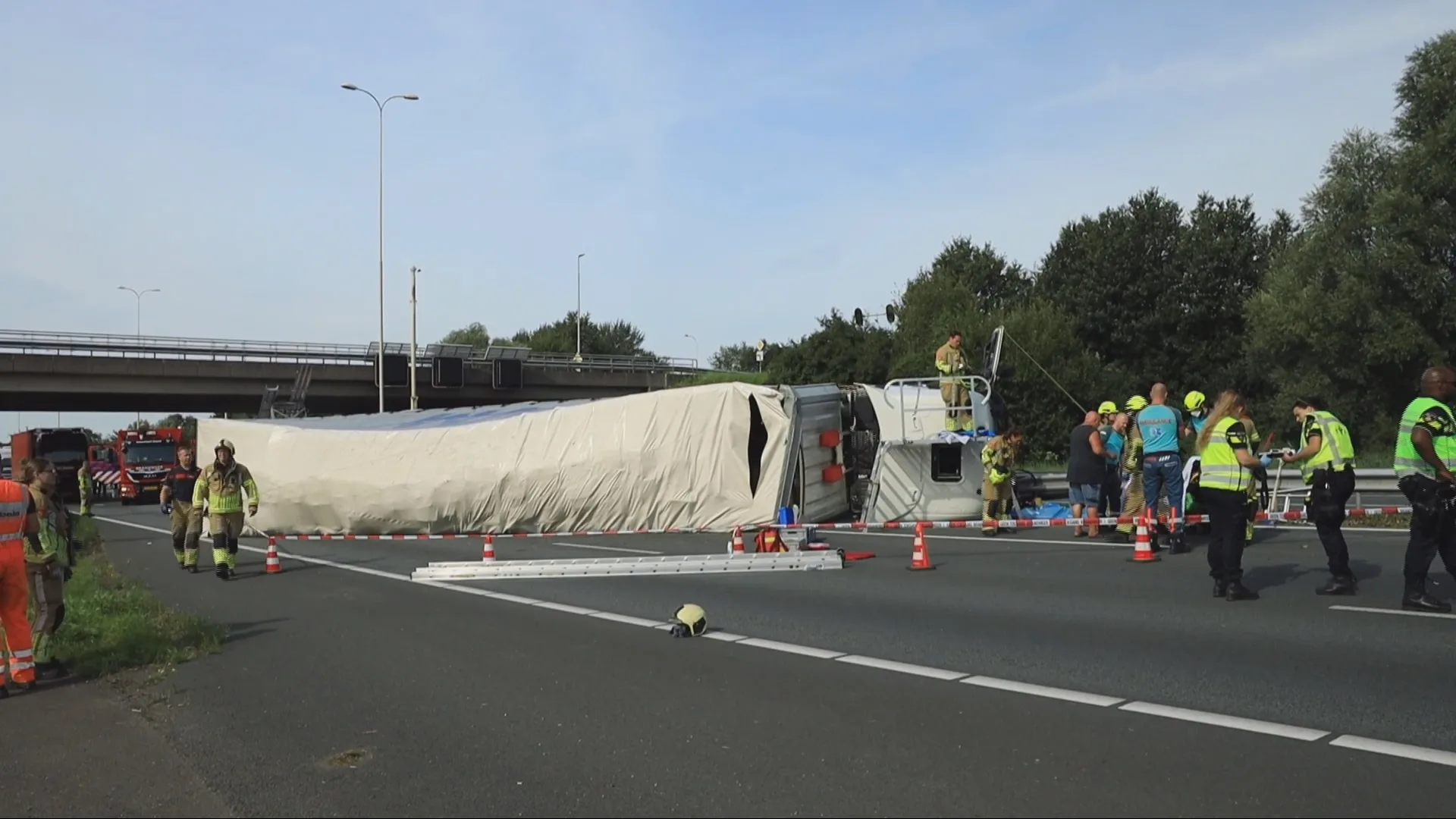 A28 bij Leusden tot 20 uur dicht door gekantelde vrachtwagen