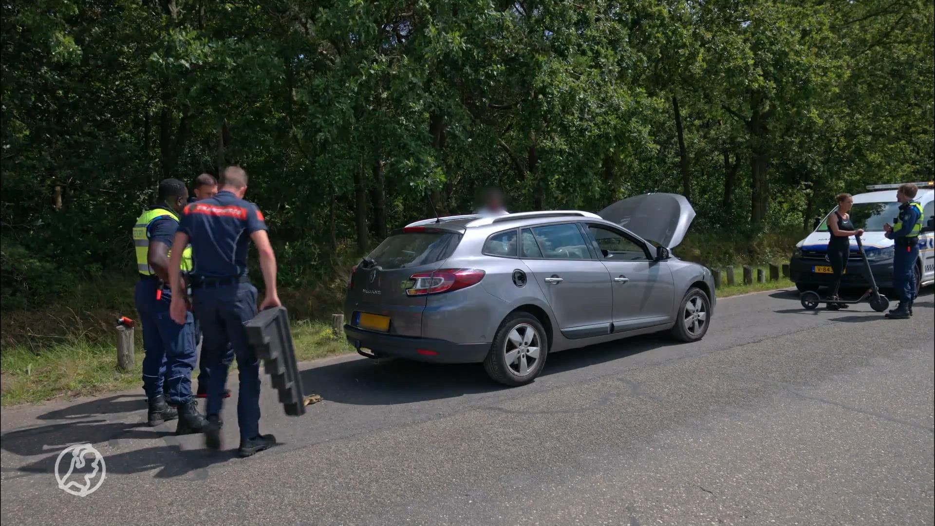 Brandweer bevrijdt kitten die vastzit onder auto in Breda