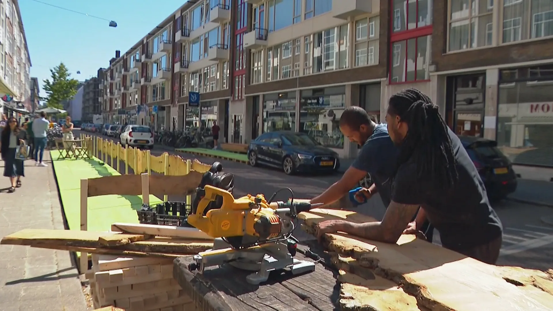 Van noodhospitaal naar terrasvloer: hout uit Ahoy naar ondernemers in Rotterdam