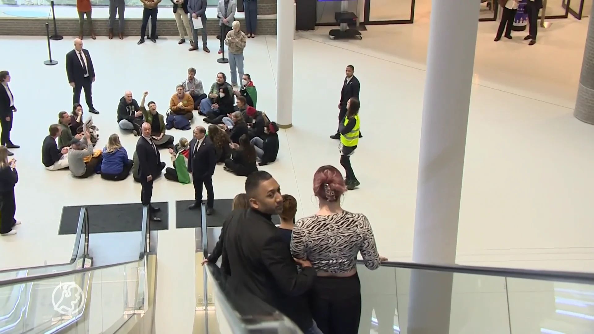 Demonstranten verstoren vergadering Tweede Kamer, zwaaien met Palestijnse vlag en roepen leuzen