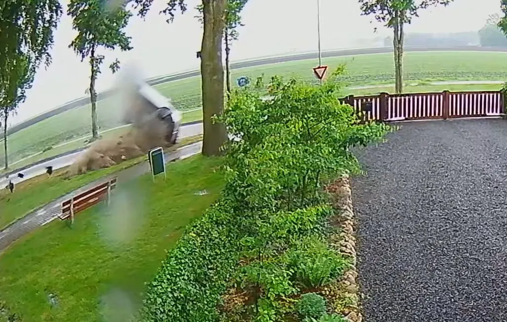 ZIEN: auto vliegt over de kop en eindigt tegen lantaarnpaal