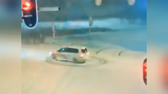 Agent maakt van nood een deugd en maakt 'sneeuwdonut' op kruising in Zutphen