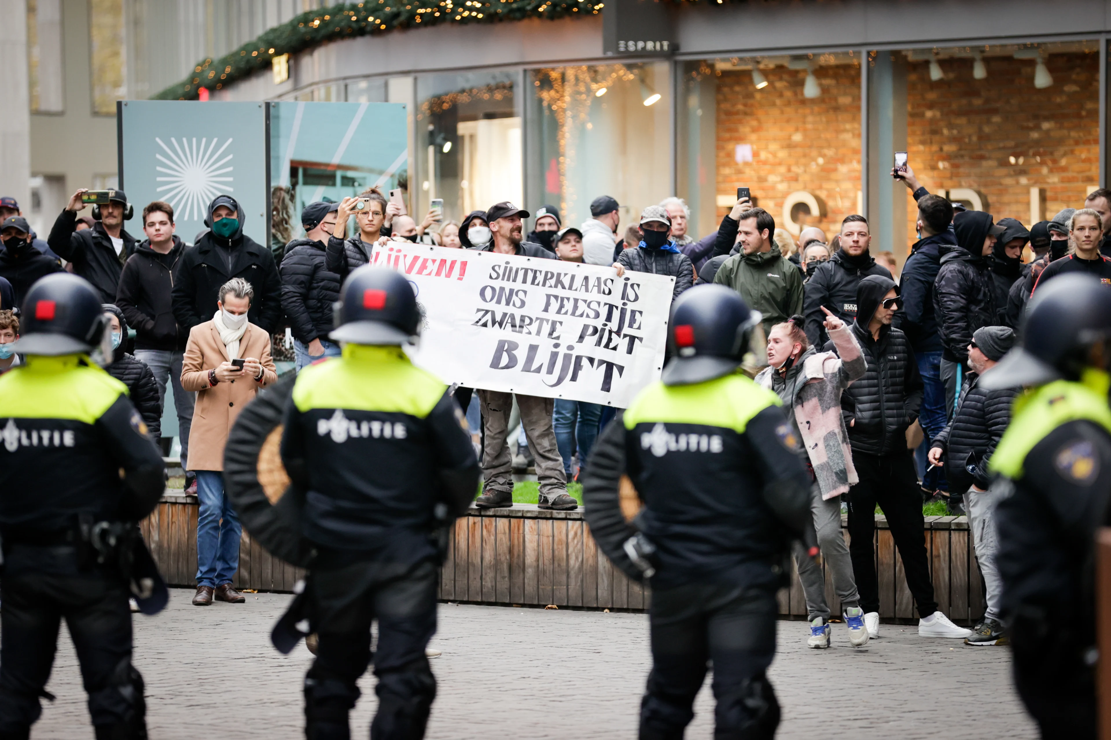 ME bekogeld met vuurwerk door tegenstanders Kick Out Zwarte Piet in Maastricht