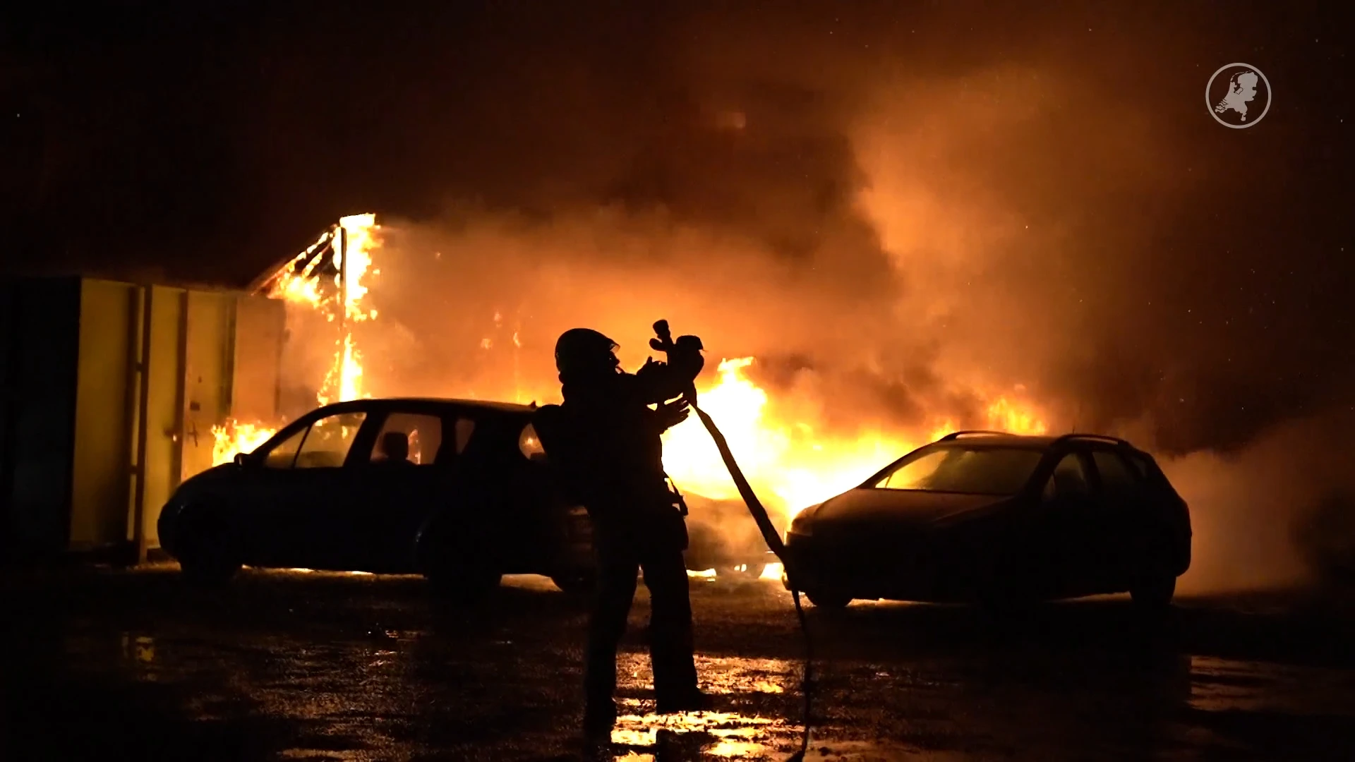 Grote brand in loods Kerkdriel, naastgelegen appartementen zijn bespaard gebleven