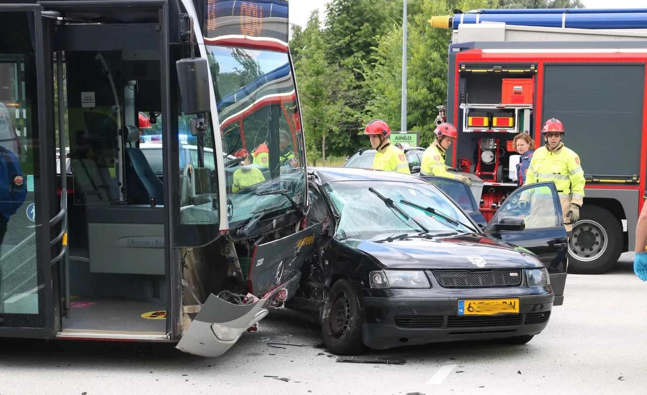 Bus ramt auto in Groningen, één persoon naar ziekenhuis
