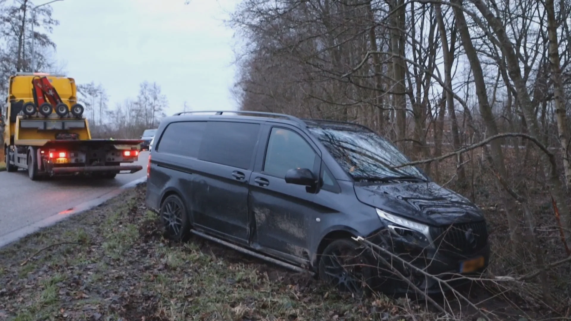 Verdachte steekpartij Wijk en Aalburg crasht na achtervolging, politie lost schot