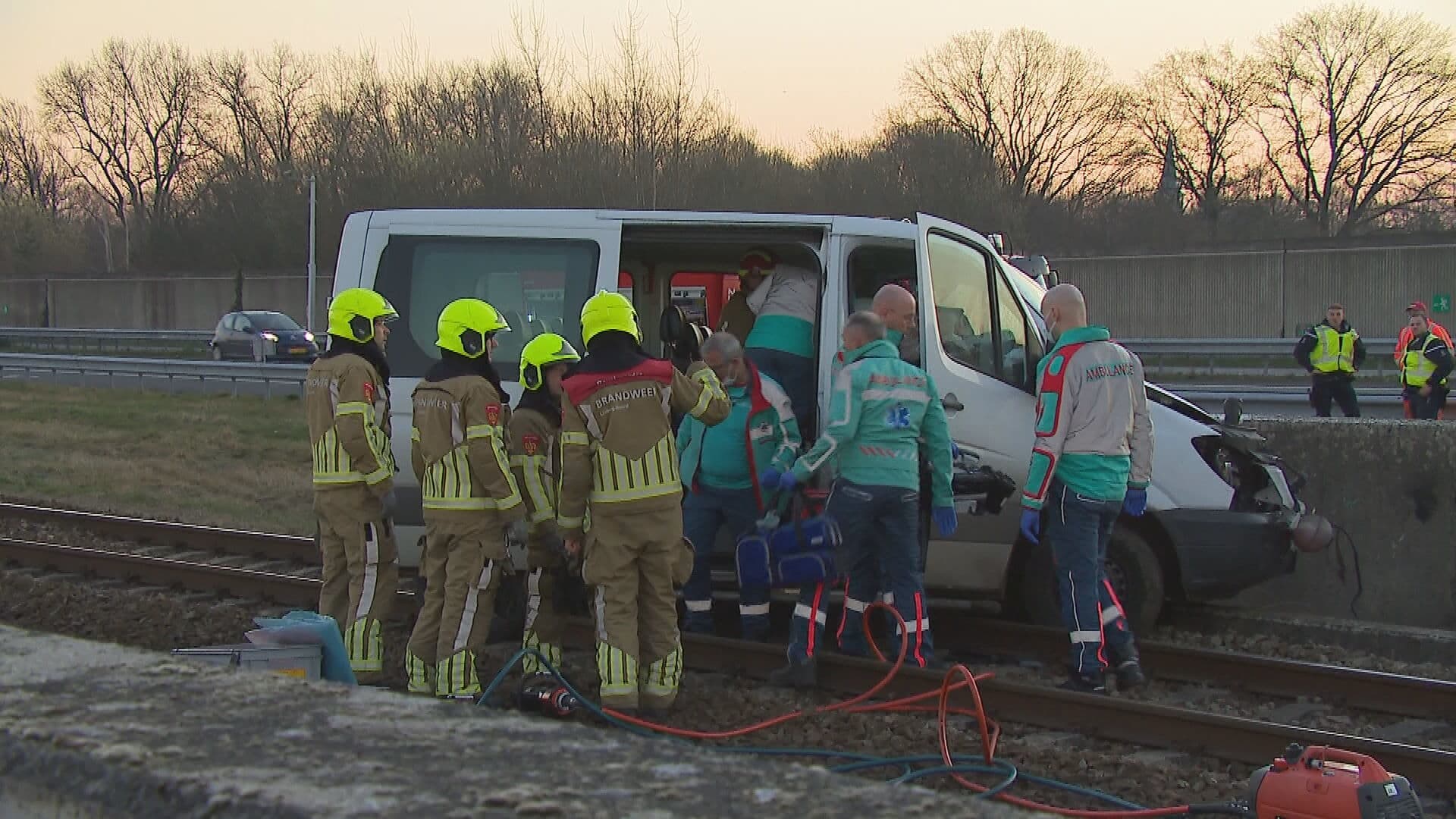 Busje schiet door vangrail A73 en komt op spoor terecht bij Swalmen