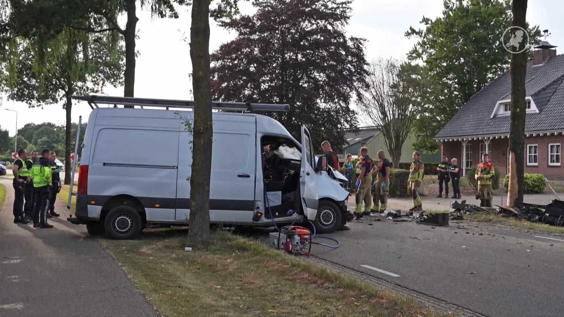 Bestelbus raakt van weg en botst tegen boom in Achtmaal, bestuurder overleden