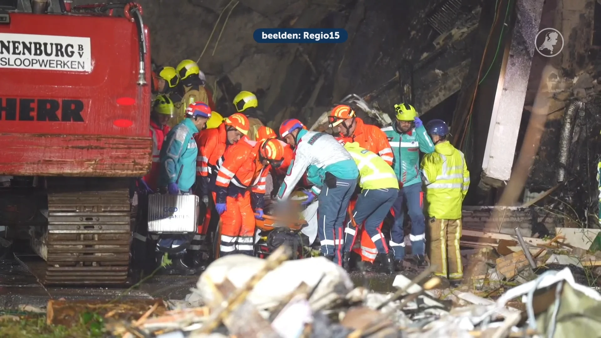 Overlevende in Den Haag onder puin vandaan gehaald, aan beademing