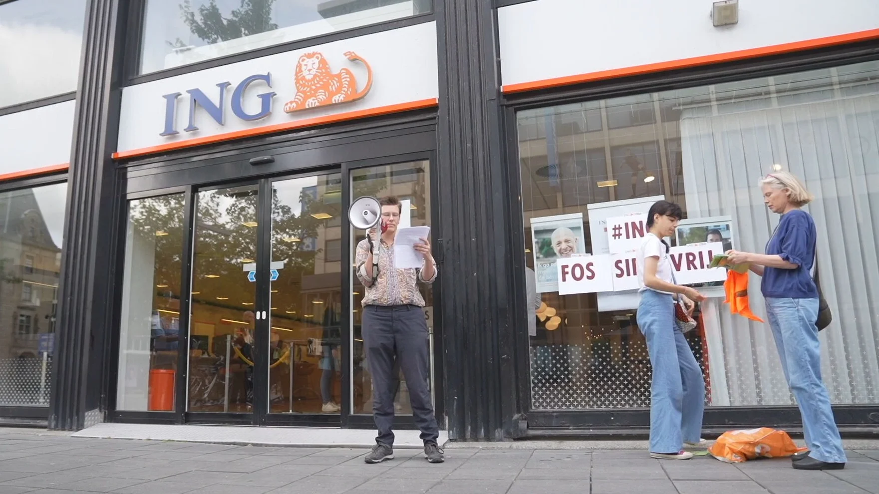 Extinction Rebellion in actie bij 22 ING-filialen, bank ontkent bezetting