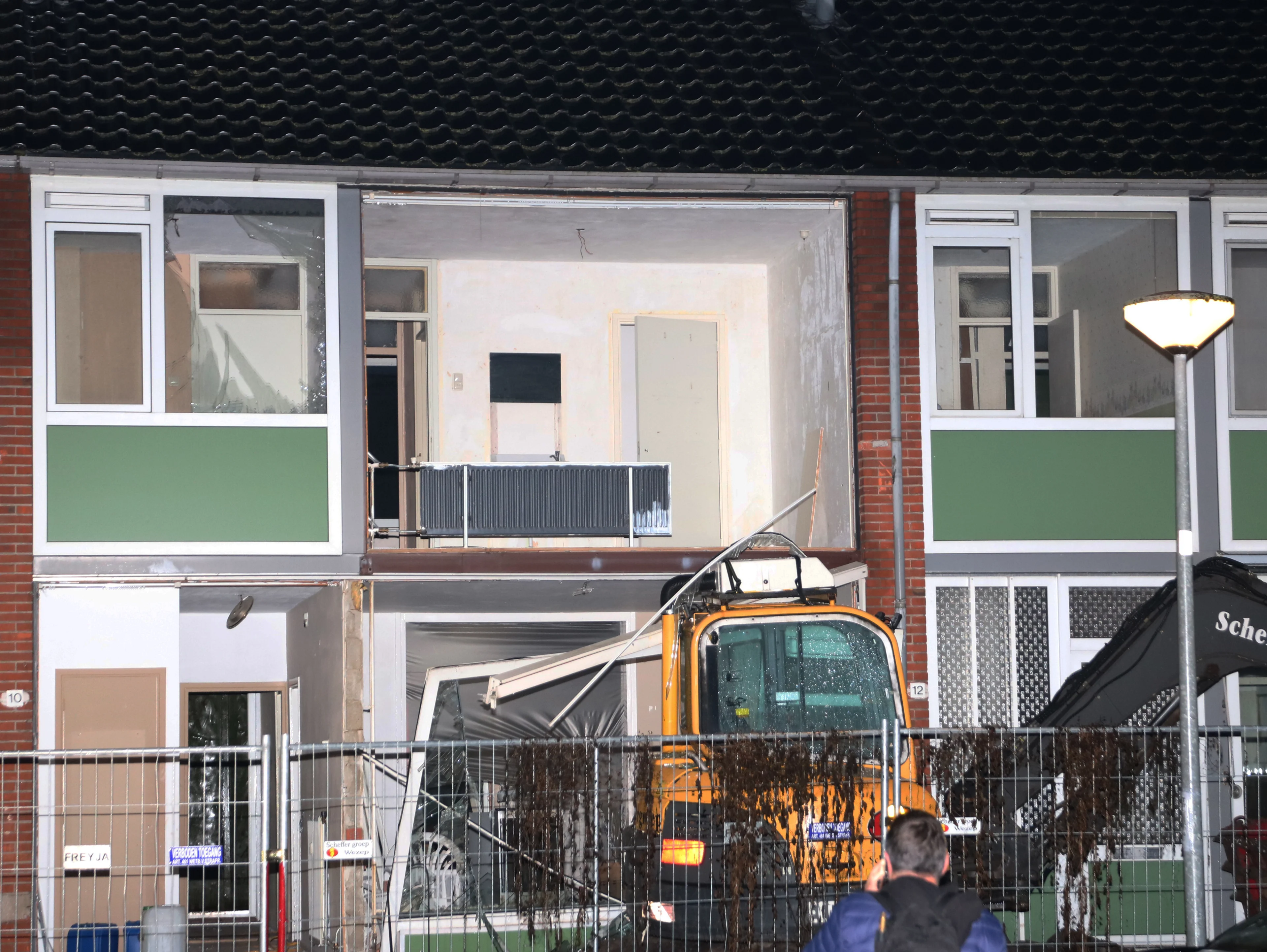 Explosie blaast gevel uit leegstaande woning in Groningen