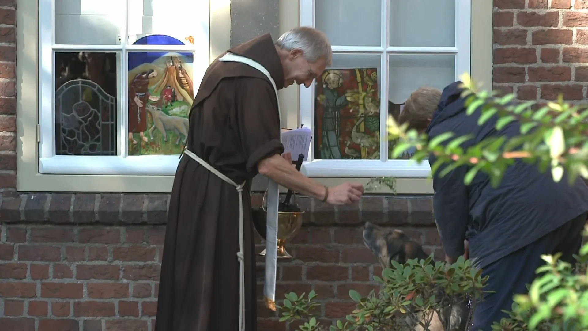 Pastoor Roland zegent dieren op dierendag: 'We mogen dankbaar voor ze zijn'