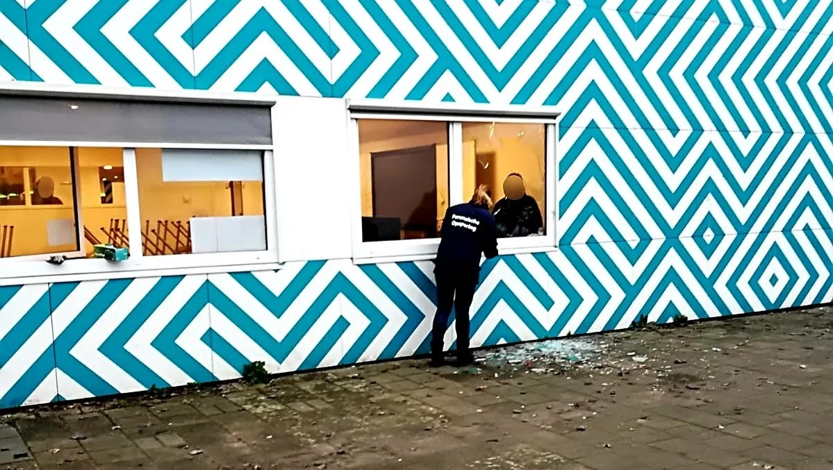 Steen en brandbare vloeistof door ruit van omstreden Haga Lyceum