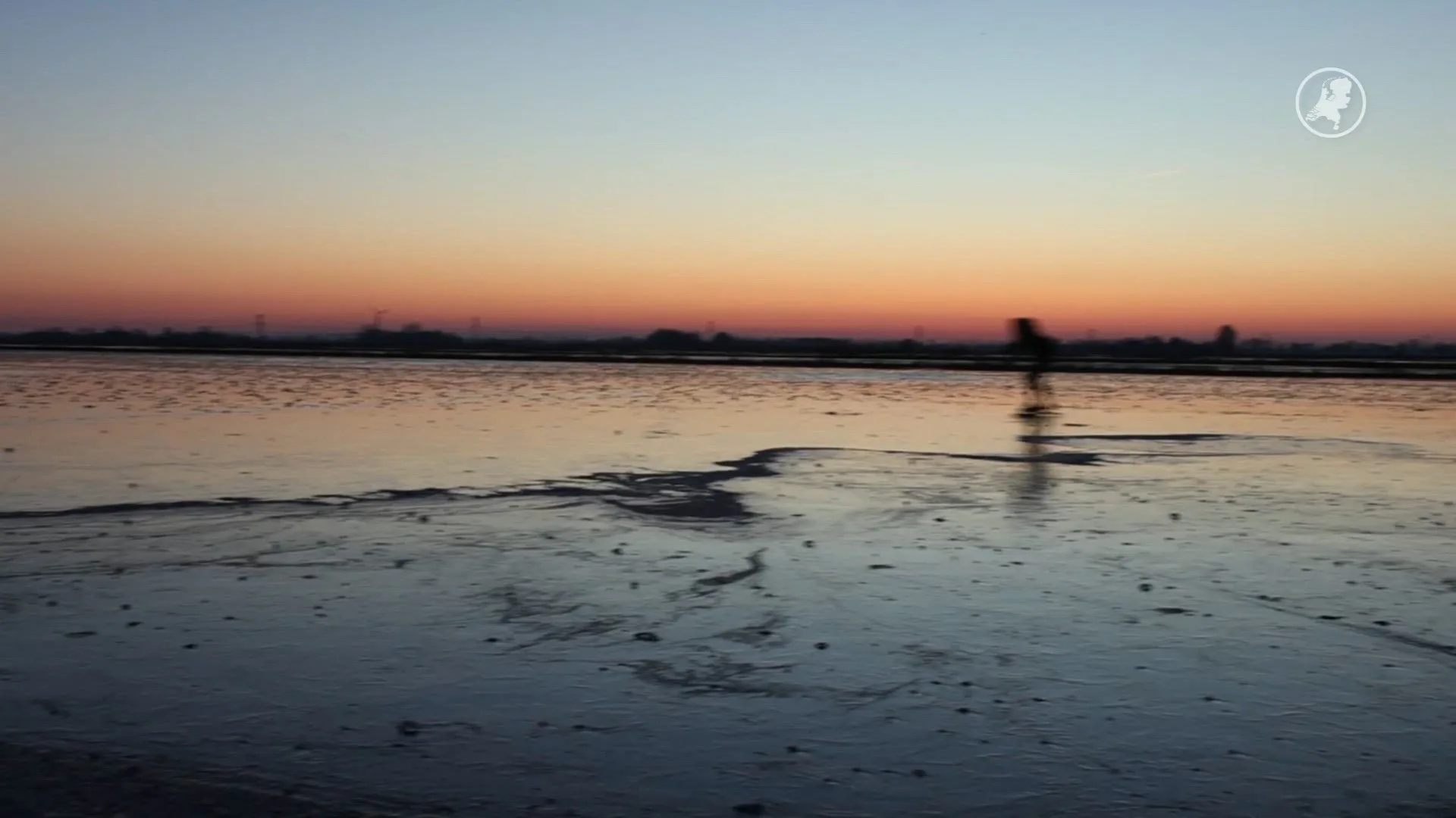 Liefhebbers schaatsen op natuurijs bij natuurgebied Akmarijp